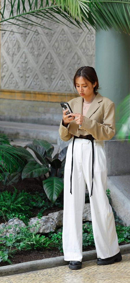 手机界面截图展示 ht32.vip App 的频道导览网格，六个分类卡片带条目计数徽章，拇指正点开其中一张卡片