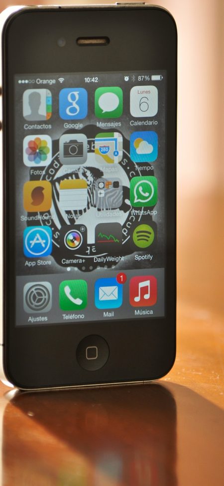 手机竖屏界面截图，深蓝底色上排列着 ht32.vip App 的入口状态卡与更新时间戳，银紫色分割线清晰可辨